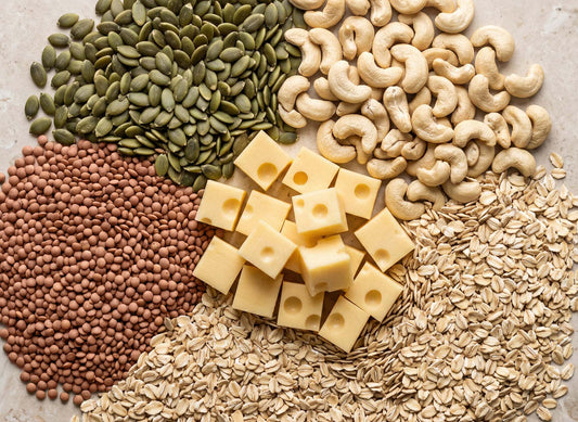 Kürbiskerne, Cashewkerne, Linsen, Käsewürfel und Haferflocken als zinkreiche Lebensmittel im Überblick