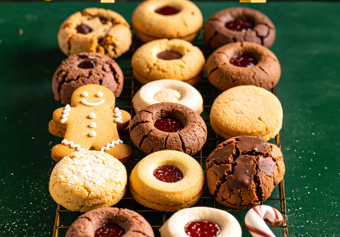 Weihnachtliches Backen mit pflanzlichen Zutaten – Plätzchen und Gewürze auf rustikalem Holztisch