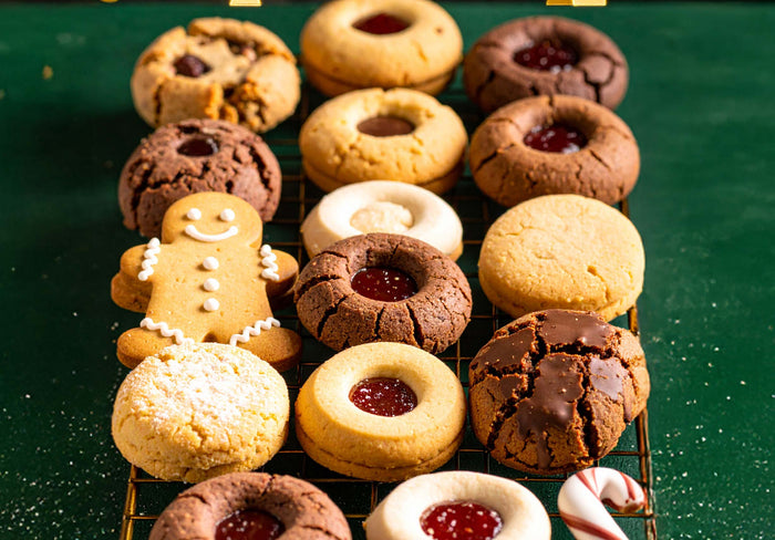 Weihnachtliches Backen mit pflanzlichen Zutaten – Plätzchen und Gewürze auf rustikalem Holztisch